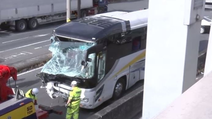 Tour bus collides with truck at Daikoku Pier, driver injured when leg is clipped (JNN)