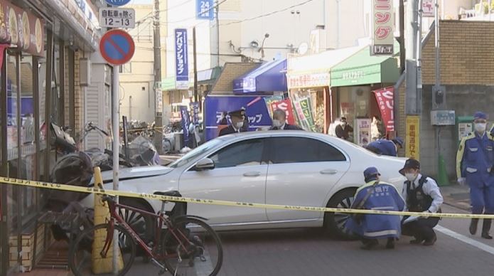 Two injured when car rams into convenience store in front of station in Ota Ward (TBS News)