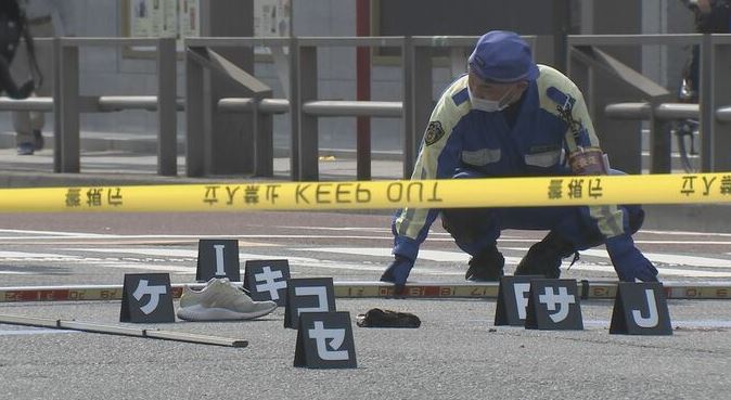 Elderly man bleeding and lying dead at an intersection, "drag marks" on his head and stomach, investigated as a hit-and-run case, Taito Ward, Tokyo. (TBS News)